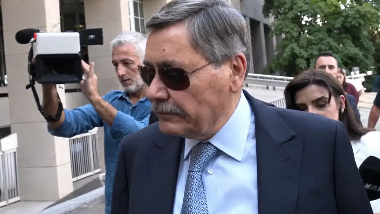 Son Dakika: Melih Gökçek, ifadeye çağrıldıktan sonra adliyeye sakızıyla geldi