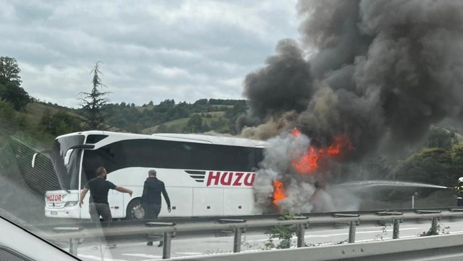 Seyir Halindeki Yolcu Otobüsünde Yangın Paniği ve Tahliye
