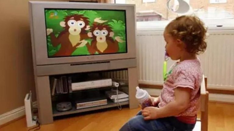 Çocuğunuz TV’yi dikkatle izliyorsa dikkatli olun! Akademik başarıyı olumsuz etkiliyor…