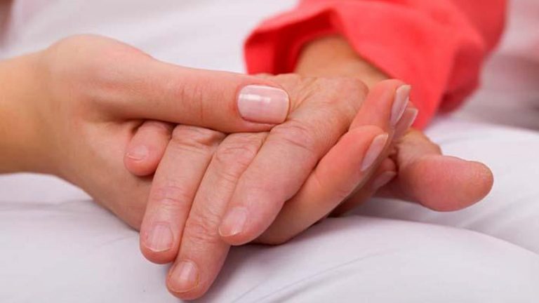 Elleriniz titriyorsa dikkatli olun! Görünüşe göre bu bir hastalığın belirtisiydi…