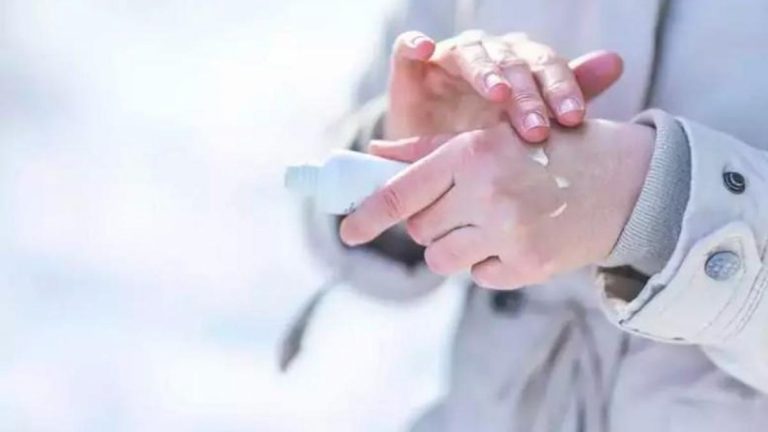 Ellerinizin soğuk olduğunu söylemeyin! Cilt sağlığını bozar