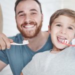 Dişlerin çocuklarda fırçalanması ebeveyn ile yapılmalıdır