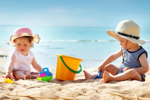 Yaz tatilinde aileler dikkat! Güneşe karşı çocuklar için ‘mekanik koruma’ şart