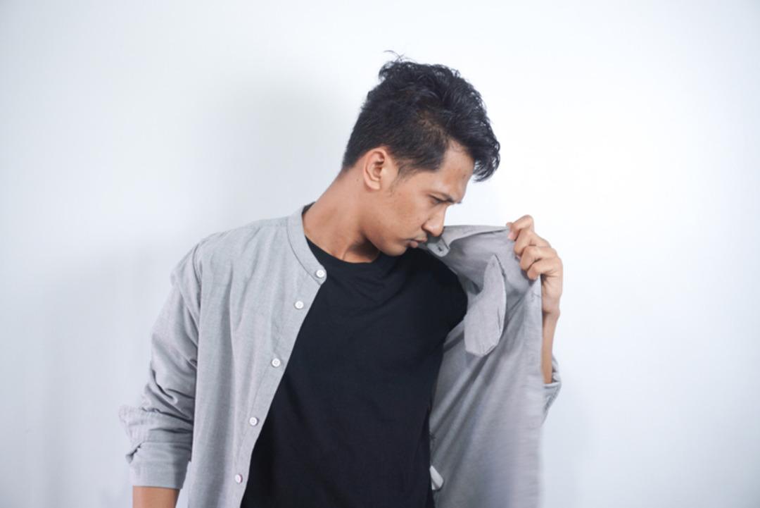 Vücudunuzun kokusuna dikkat edin: altta yatan nedenler seri olabilir! B vitamini eksikliğinden kaynaklanan vücudunuz koklayabilir: nedenler