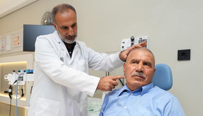 ‘Önemli değil’ dediği tümör hayatını kabusa çevirdi: Yüzündeki şiddetli ağrı yüzünden yemek yiyemez hale geldi: Kulak tümörü kaynaklı çıktı!