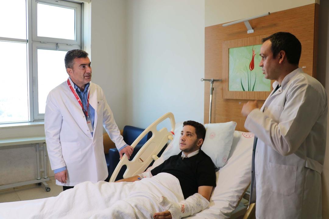 İzmir'de mucize kurtuluşu ... %90 ölüm riski vardı: Kazada genç burun, hayata dönük genç adam 6 tutuldu.