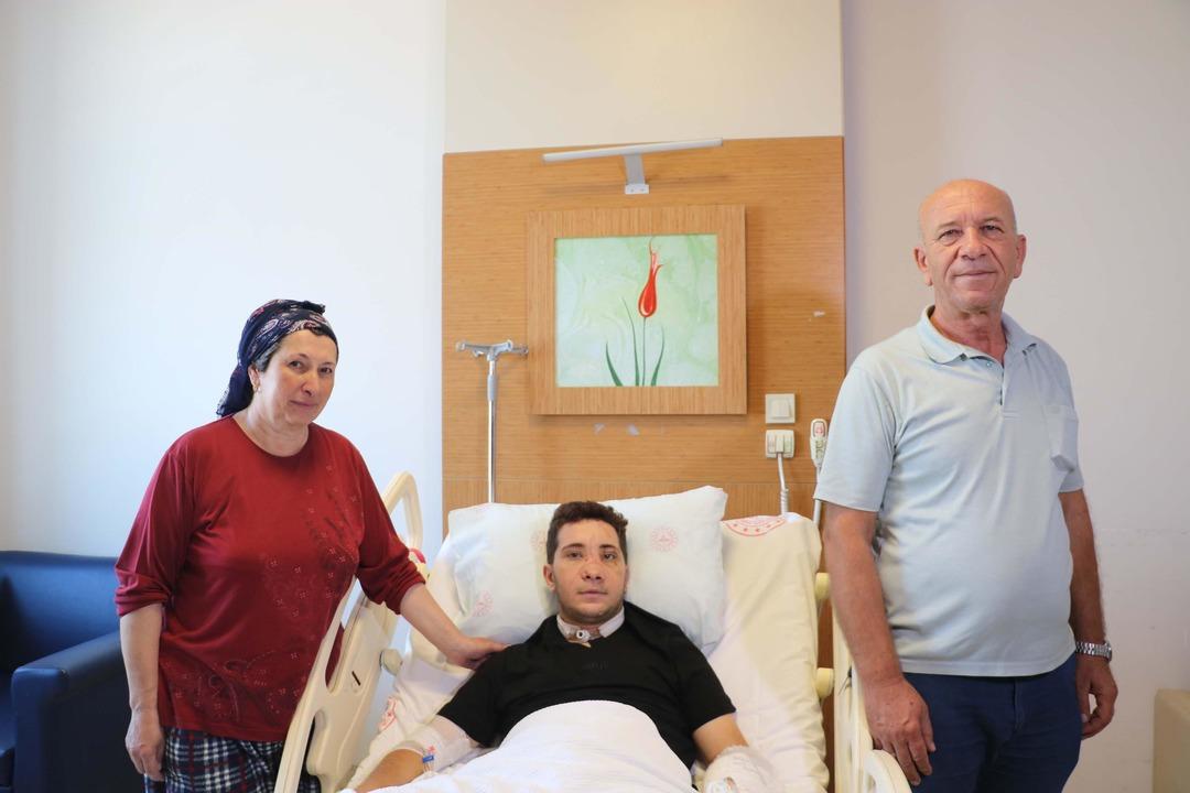 İzmir'de Mucize Kurtuluş ... %90 ölüm riski vardı: Kazada genç burun, 5 hayata çıkan genç adam 5 tutuldu 5