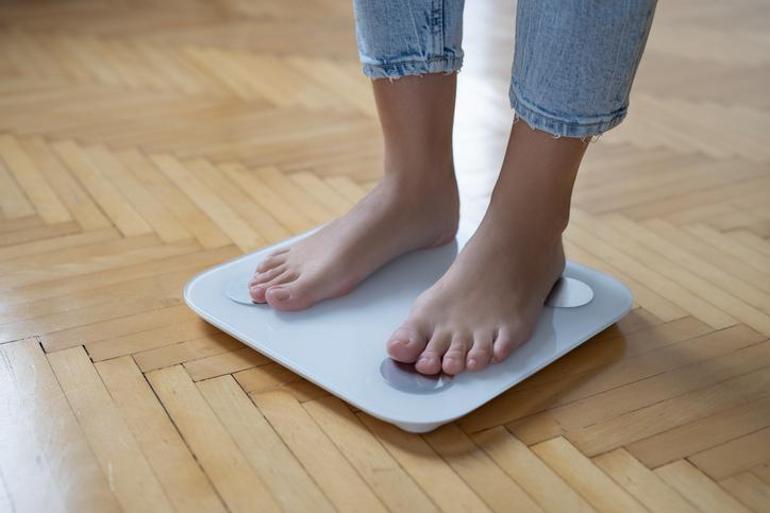 EVDE KİLO VERMENİN KOLAY YOLU Bel bölgesinde biriken yağlardan kurtulmak için 5 etkili hareket