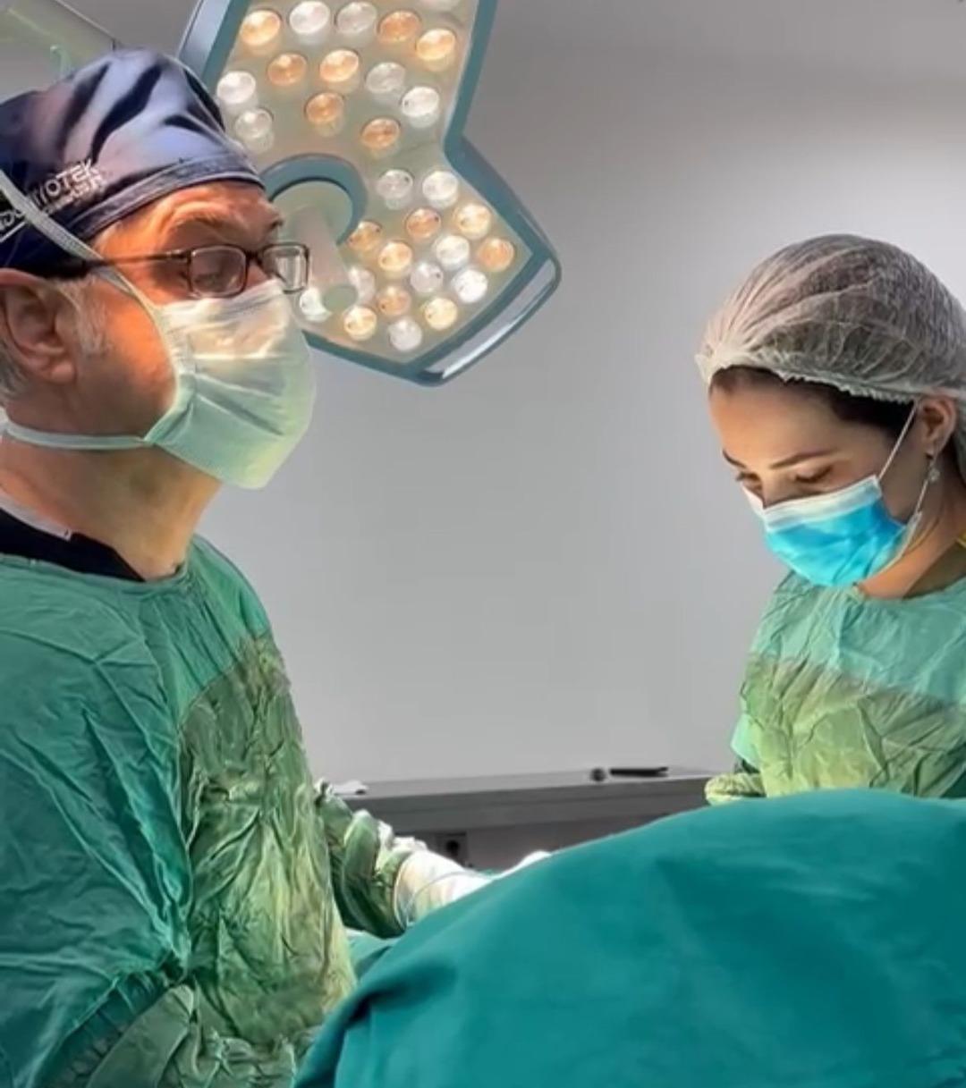 Yer Kahramanmaraş... Ameliyathanede uzun sürpriz: Bir anda türküler söylemeye başladı! O anlar cep telefonu kamerasına yansıdı... 2