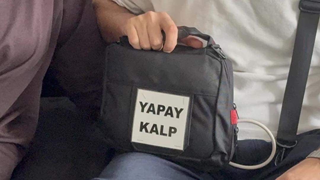 Kalbini çantasında taşıyor: En büyük korkusu çantasının çalınması: Ben yıkanırken bile yanımda taşıyor.